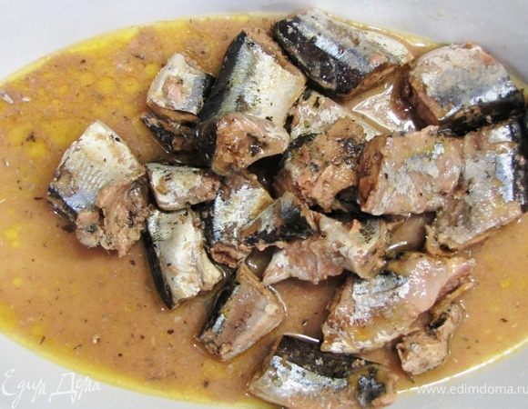 Возьмите плоское блюдо с высокими бортами (сантиметра три).
Выложите туда обе банки сайры вместе с соком и маслом.