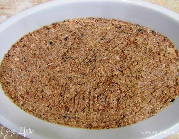 Разомните вилкой сайру, перемешайте и разровняйте слой.