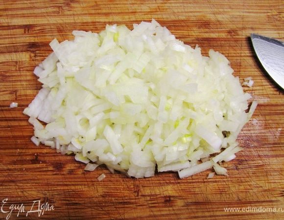 Как можно мельче порежьте на кубики лук. Лучше, если вы возьмете небольшие луковицы, т.к. это позволит порезать именно на очень маленькие кубики. Если лук слишком острый (или как говорят "горький") отожмите его, как-будто он мокрый. В этом случае острота несколько уменьшится.