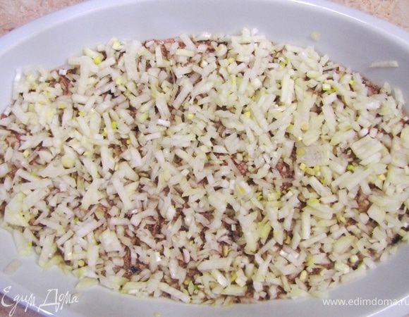 Выложите лук поверх рыбы. Это потребует много терпения.