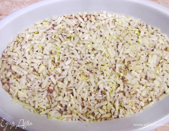 Выровняйте лук вилкой очень осторожными движениями, т.к. легко испортить слой рыбы.