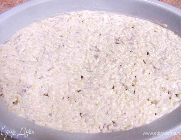 Выложите поверх лука половину майонеза зигзагами или точками.
А теперь самое трудное (нудное). Очень аккуратными движениями по несколько раз на одном месте распределите майонез поверх лука. Чем тщательнее вы это сделаете, тем лучше будет итоговый результат.