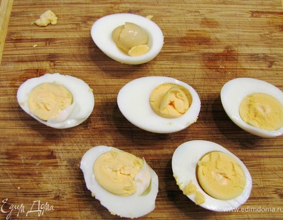 Разрежьте пополам яйца.