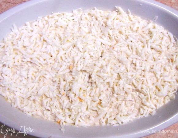 Белки натрите на крупной терке и выложите поверх майонеза.