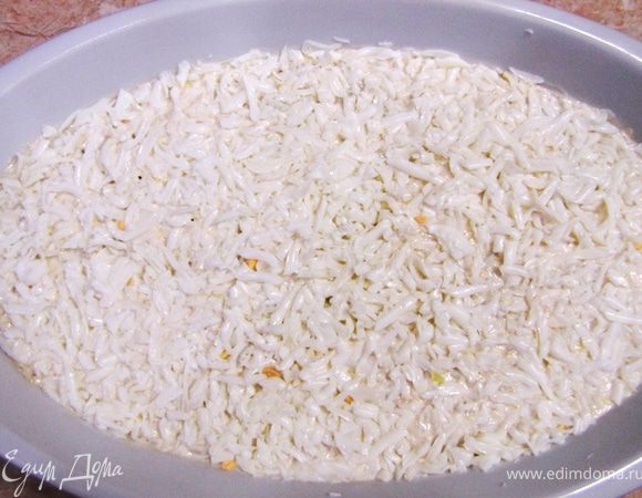 Выровняйте слой белков вилкой.