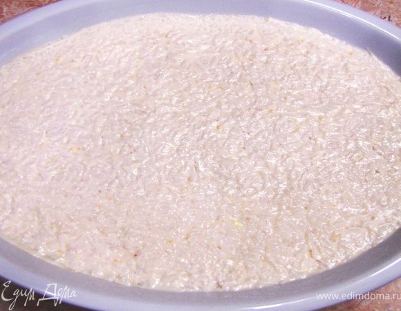 Выложите зигзагами или точками вторую часть майонеза.
Точно так же аккуратно и не торопясь размажьте майонез поверх риса.