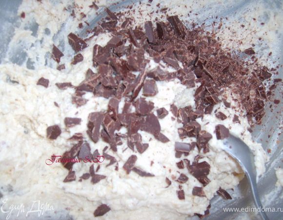 Во вторую добавляем шоколад