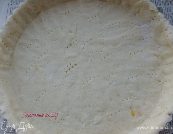 Распределяем по форме. Наколоть вилкой, вообще думаю по идее, неплохо было бы его выдержать в холодильнике,но у меня как всегда не было времени. Поэтому я сразу использовала его по назначению без отступлений:))) 