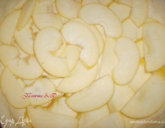 Очищенные и нарезанные дольками яблоки укладываем первым слоем