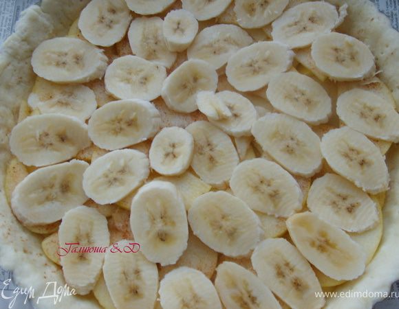 Поверх укладываем нарезанные кружочками бананы. Посыпаем корицей, а можно ее посыпать и поверх яблок.
