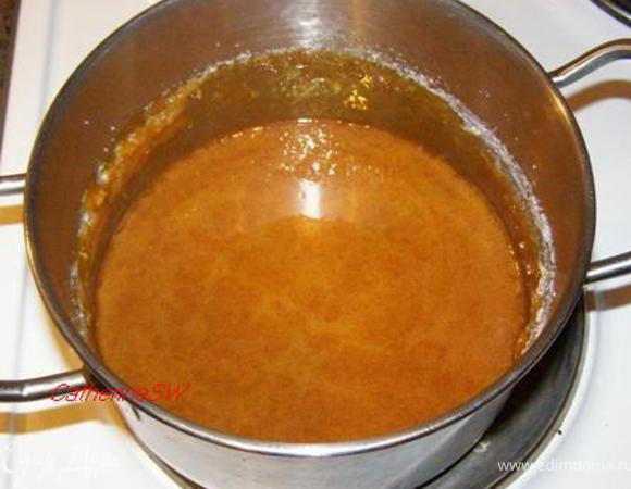 Желатин замочим (10 минут достаточно). Сахар и воду уварим до состояния карамели