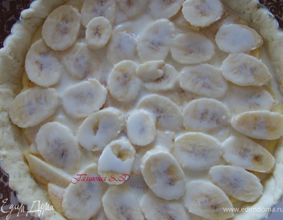 И заливаем поверх бананов.