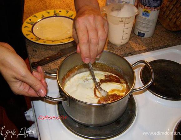 Сливки подогреем и добавим в карамель