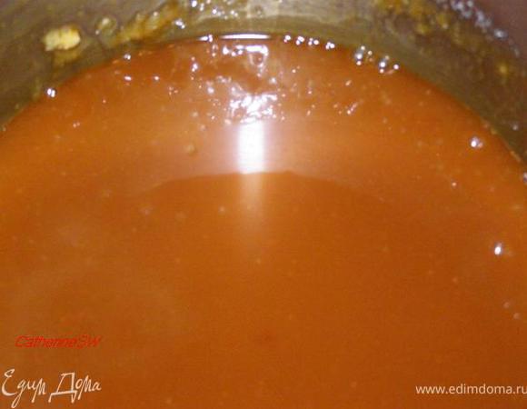 Перемешаем до однородной консистенции. Если карамель будет тяжело растворяться, можно чуть подогреть, но не кипятить. Желатин отожмем от излишков воды и растворим в смеси карамели и сливок. Охладим до комнатной температуры, вольем в смесь ликер.