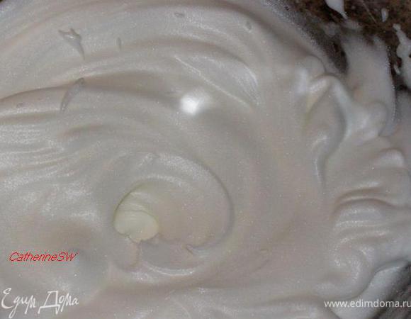 Яичные белки взобьем до густой пены