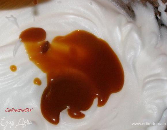 Постепенно вмешаем в белки карамельную смесь.