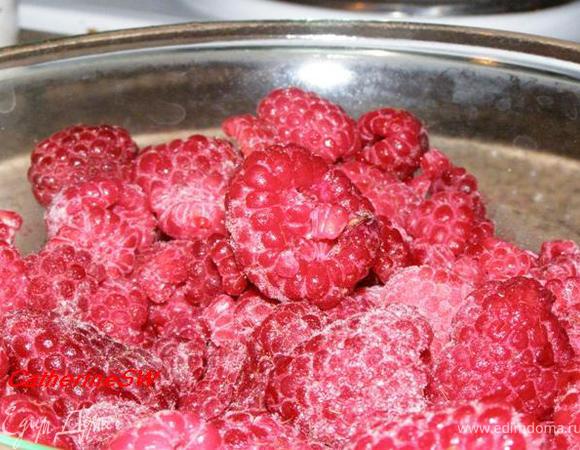 Пока наш крем охлаждается, сделаем малиновый соус. Разморозим малину