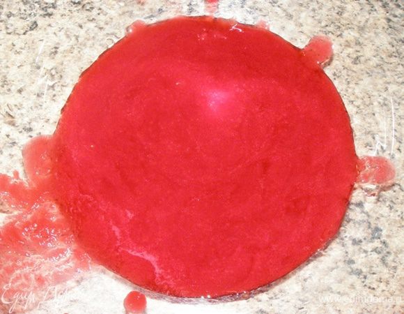 Протрем через сито. У меня мелкое капроновое сито. Протирать лучше небольшими порциями, каждый раз убирая с сита малиновые косточки. Косточки я раскладывала по чайным кружкам, потом добавила листья мяты и залила кипятком. Вся семья насладилась ароматным горячим напитком)))