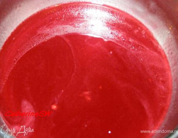 Сахар и воду уварим наполовину, добавим к сахарному сиропу протертую малину, поставим на плитку и доведем до кипения. 