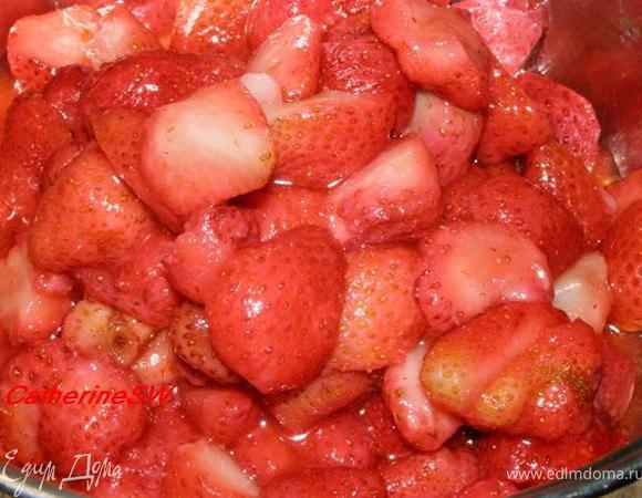 Клубнику разморозим, порежем на части. 