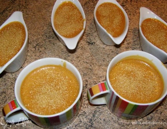 Охлажденный крем-брюле посыпем коричневым сахаром