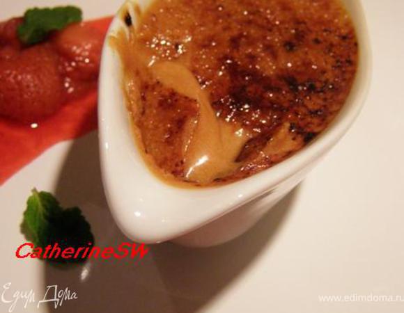 Поставим в холодильник еще на час. Подаем с малиново-клубничным соусом. Десерт получился с ярким карамельным вкусом и легким кофейным послевкусием, любители карамельных соусов будут в восторге. Малиново-клубничный соус компенсирует сладкий карамельный вкус и создает ощущение лета и свежести. Я не очень люблю вкус карамели, но десерт понравился даже мне.)) 