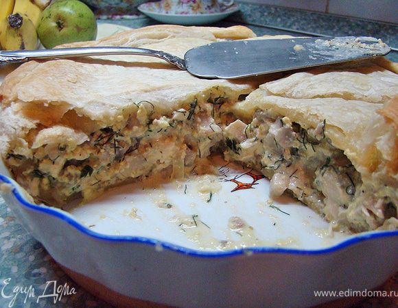 Тесто выложить в форму для запекания. Наполнить немного остывшей начинкой и накрыть сверху тестом. Залепить края. 
Выпекать до готовности теста. ~20 минут.
Приятного аппетита :) 