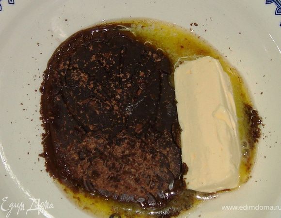 Шоколад растопить со сливочным маслом на водяной бане. Слегка остудить.