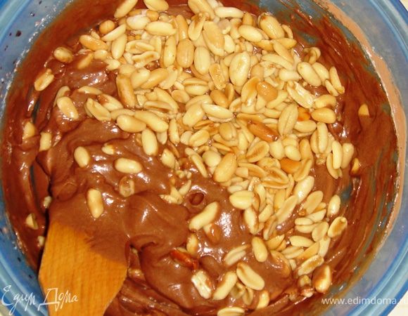 Просеять (обязательно!) муку в яично-шоколадную массу и хорошо взбить.
Затем высыпать в тесто арахис. Аккуратно перемешать лопаткой сверху-вниз.