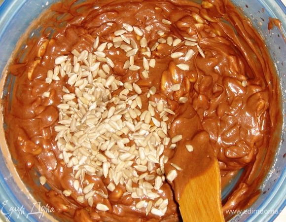 Далее добавить семечки и снова перемешать.