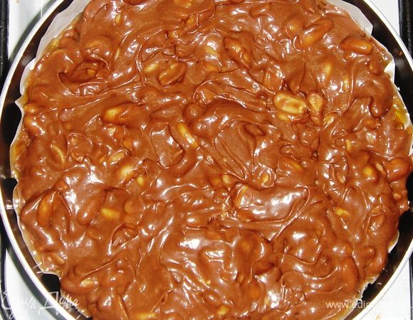 Получится вот такая красивая и аппетитная масса! Выкладываем её в форму, застеленную пергаментом и смазанную растительным маслом.