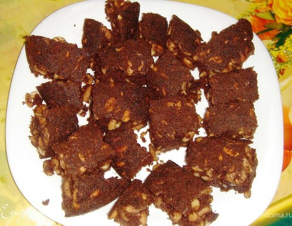 Готовый Брауни выложите на блюдо и, слегка остудив, разрежьте на желаемого
размера кусочки.