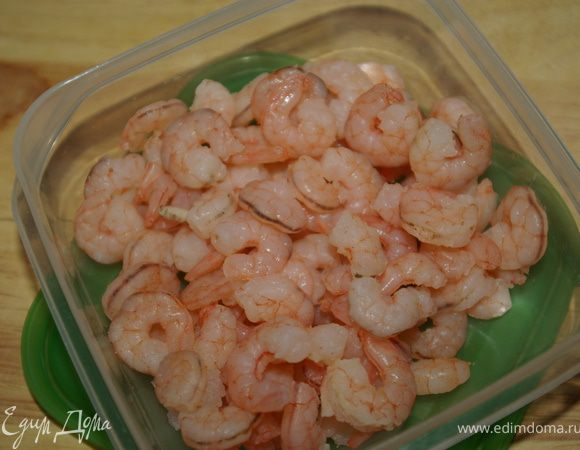 Креветки я брала уже очищенные, замороженные и отваренные. С ними поступила следующим образом: разморозила при комнатной температуре, промыла в проточной воде, опустила на дуршлаге в кипящую подсоленную воду на 2-3 минуты. Можно использовать любые креветки, главное не перестараться и не переварить, т.к. из-за этого они становятся "резиновыми".