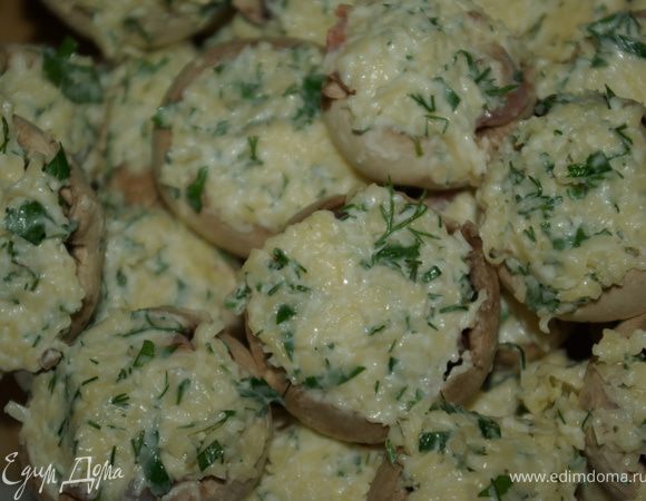 Готовим смесь: трём на тёрку сыр, режем зелень мелко-мелко (я брала петрушку и укроп), заправляем майонезом (совсем немножко), приправляем солью, от других приправ воздерживаемся, есть риск потерять вкус креветок. Готовую смесь выкладываем на креветки сверху. 