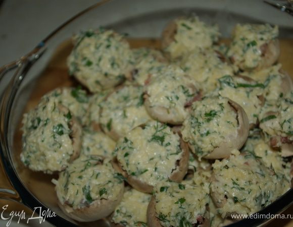 Выкладываем наши корзиночки в форму (у меня термостойкая посуда), но если хотим подсушить грибы для удобства подачи в качестве закуски, то можно на протвень.
Отправляем в духовку минут на 20-30 в зависимости от того, на сколько разогрета духовка на момент начала запекания. 
Следим, чтобы сыр не подгорел. как только он начнёт немного розоветь вынимаем наше угощение. 
Приятного аппетита!