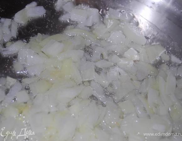 Растопить на сковороде 2 ст. л. масла добавить лук, томить его 5 мин. на среднем огне.