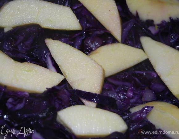 Яблоки очистить,крупно порезать, добавить к капусте.
