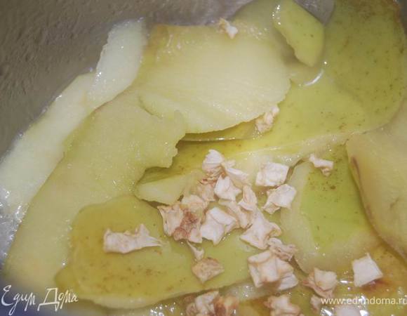 Отдельно растопить 1ст.л масла, добавить яблочную кожуру (я дополнила еще и сушеным корнем сельдерея, в оригинальном рецепте был шалот).