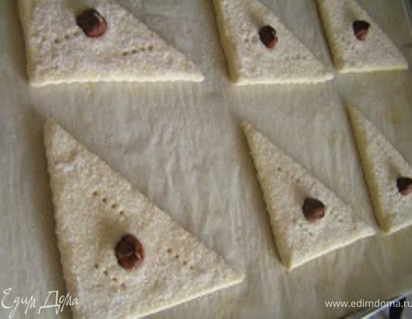 В центр каждого треугольника поместить орех, слегка вдавить.