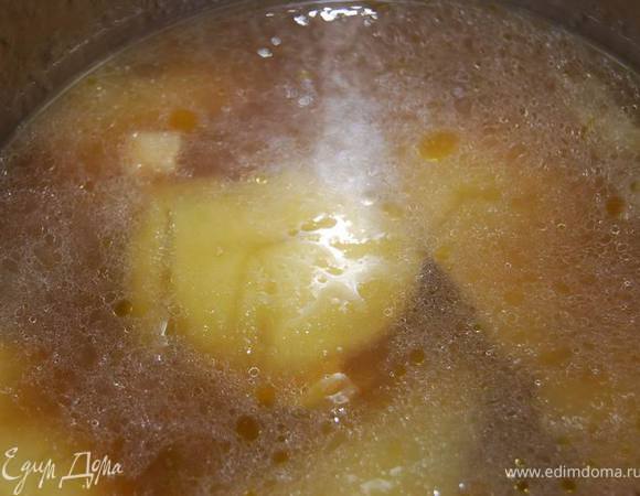 Готовить 5 минут на слабом огне, добавить оставшееся вино и уварить на треть. Добавить куриный бульон, соевый соус, уварить наполовину.