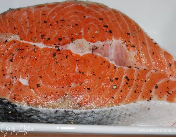 Рыбу посолить,поперчить.