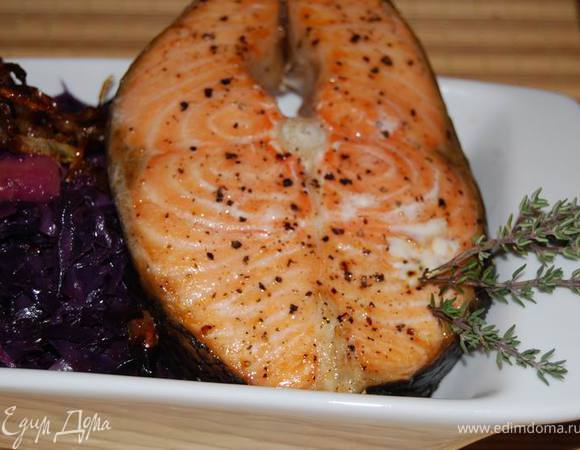 Лосося выложить на капусту, полить соусом.