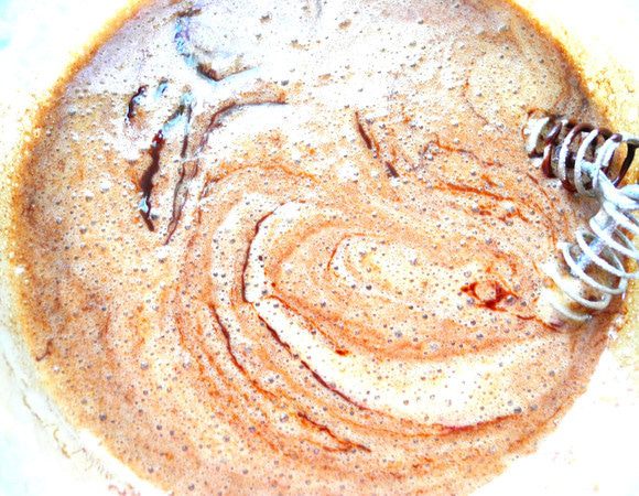 Смешать яичную смесь с мукой,  влить шоколадную массу, аккуратно перемешивая.