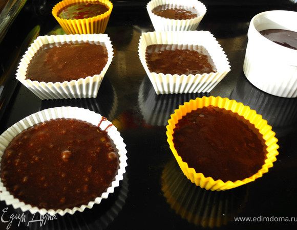 Разлить получившееся тесто по формочкам. Я решила проэкспериментировать и использовала разные виды форм: силиконовые, фарфоровые и бумажные.
