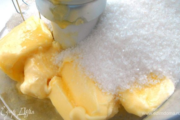 Масло соединить с сахаром, взбить миксером около 2 минут.