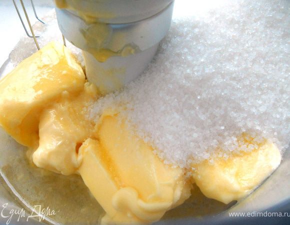 Масло соединить с сахаром, взбить миксером около 2 минут.