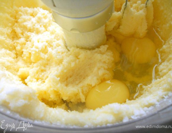 Добавить яйца, слегка взбить. 