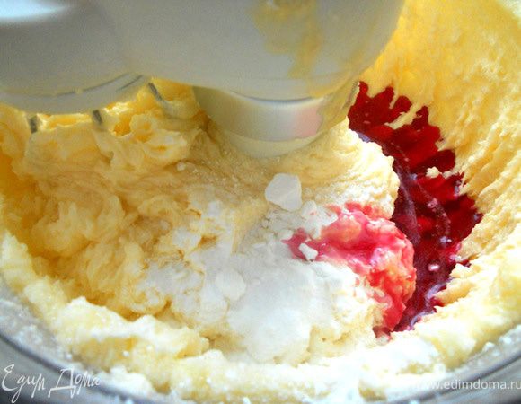 Присоединить сироп, разрыхлитель, еще несколько секунд размешать...