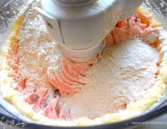 Получится тесто с красивым розовым оттенком. Добавить муку и хорошо размешать массу ***Я не добавлял 2 1/4 чашки муки, у меня ушло около 1,5. Масса еще до присоединения муки казалась достаточно тяжелой, а еще орехи и вишня, в общем, я решил отступить от оригинала***. Получится тяжелое, густое тесто (гуще, чем для брауни, с ложки стекать не будет, скорее, падать). 