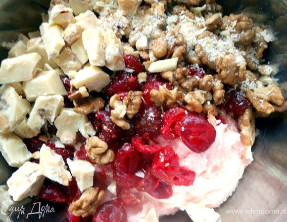 Добавить измельченные вишню, орехи, шоколад ***здесь достаточно крупные куски, можно или даж нужно меньшего формата + шоколад с орехами, т.к. относительно качественный белый шоколад (без добавок) в моем городе найти сложно***. Размешать. 